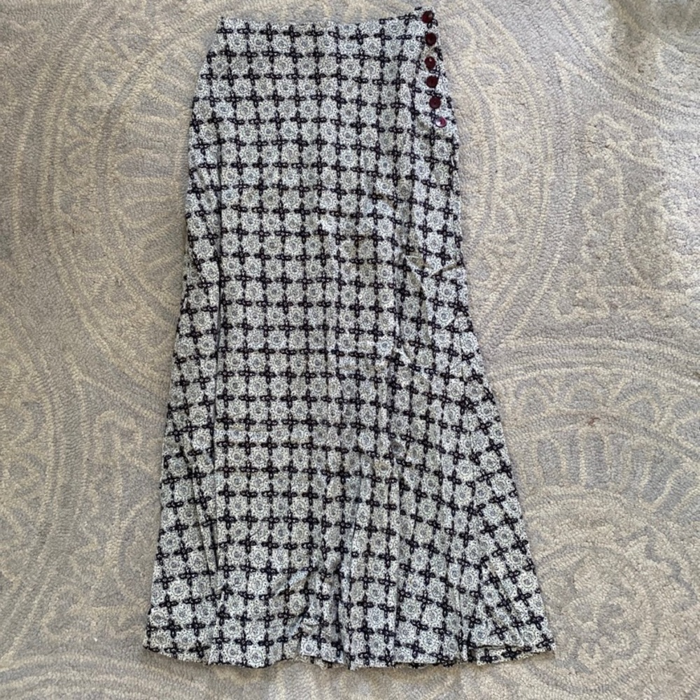 Skirt Women’s XS Avyln Paige Black and White
Midi skirt length